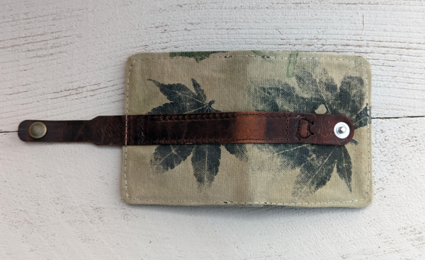 leaf wallet1 outside leaf print wallet